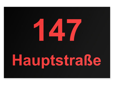 hausnummernschild-mit-strasse-unten-rot-auf-schwarz-querformat-modern