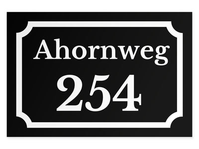 hausnummernschild-mit-strasse-oben-weiss-auf-schwarz-querformat