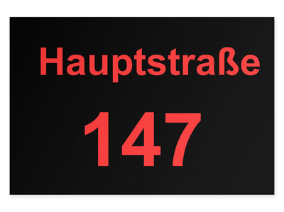 hausnummernschild-mit-strasse-oben-rot-auf-schwarz-querformat-modern